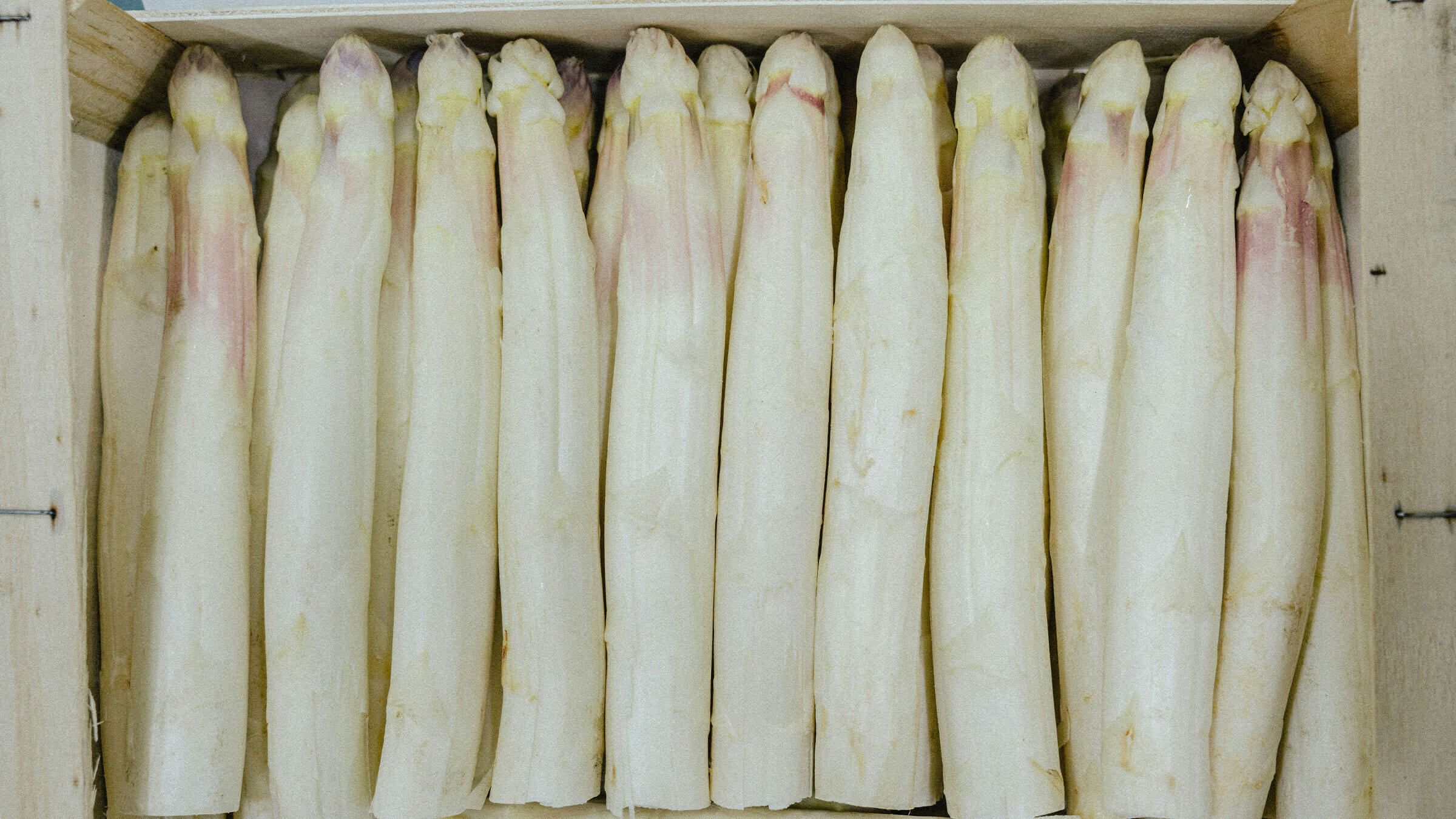 Ein Korb mit Spargel